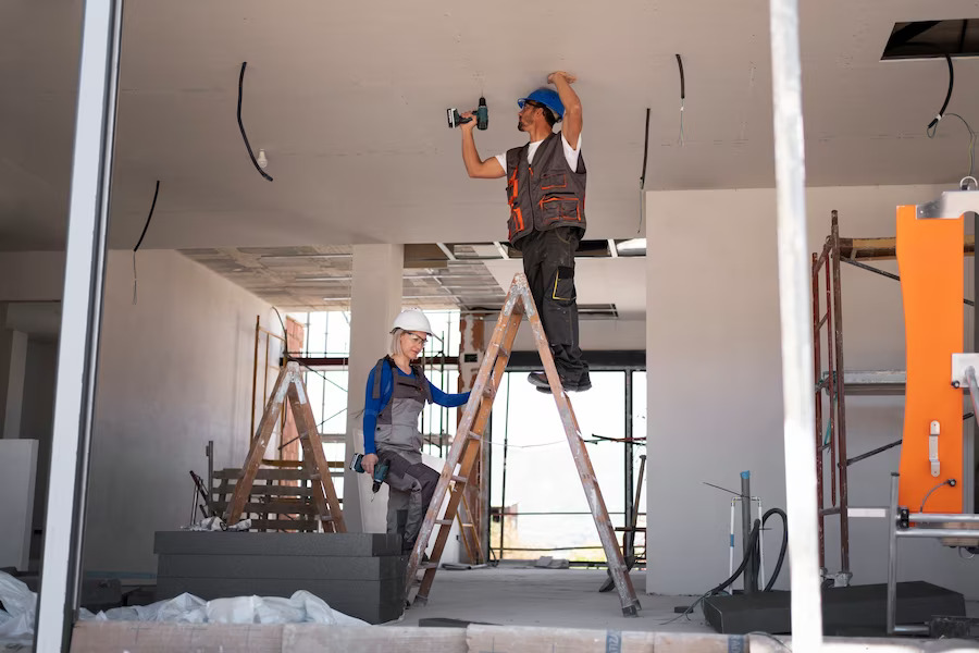 full-shot-man-woman-standing-ladder_23-2149366705